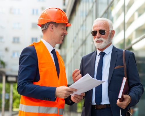 homme-ingenieur-parlant-homme-affaires-senior+(1)