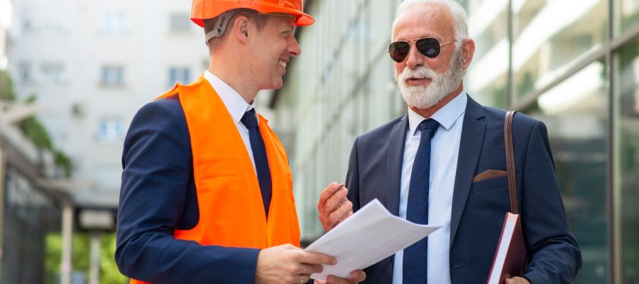 homme-ingenieur-parlant-homme-affaires-senior+(1)