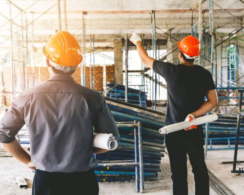 ingenieur-discutant-contremaitre-projet-dans-chantier-construction