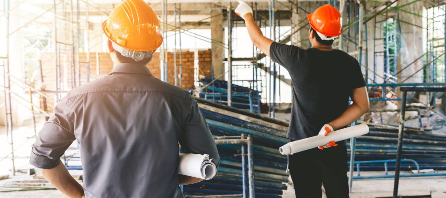 ingenieur-discutant-contremaitre-projet-dans-chantier-construction