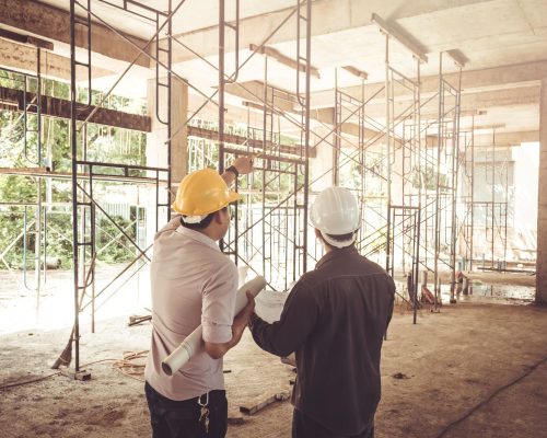 ingenieur-site-construction-deux-hommes-affaires-effet-crise-soleil-vintage