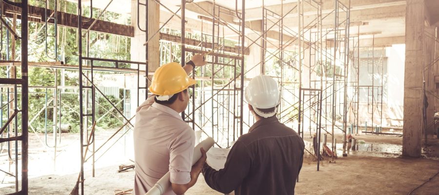 ingenieur-site-construction-deux-hommes-affaires-effet-crise-soleil-vintage